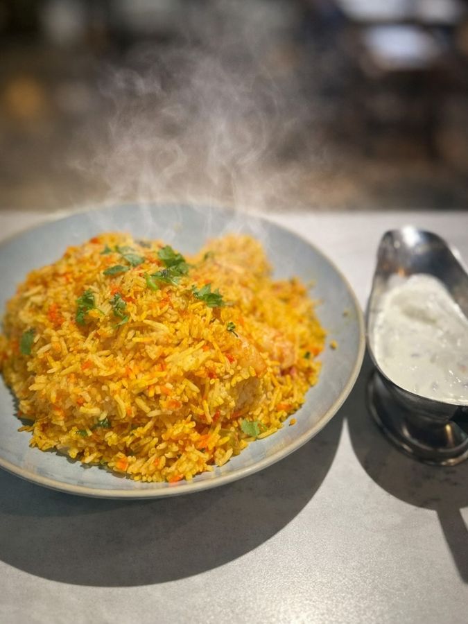 Biryani au riz basmati et sa sauce raïta