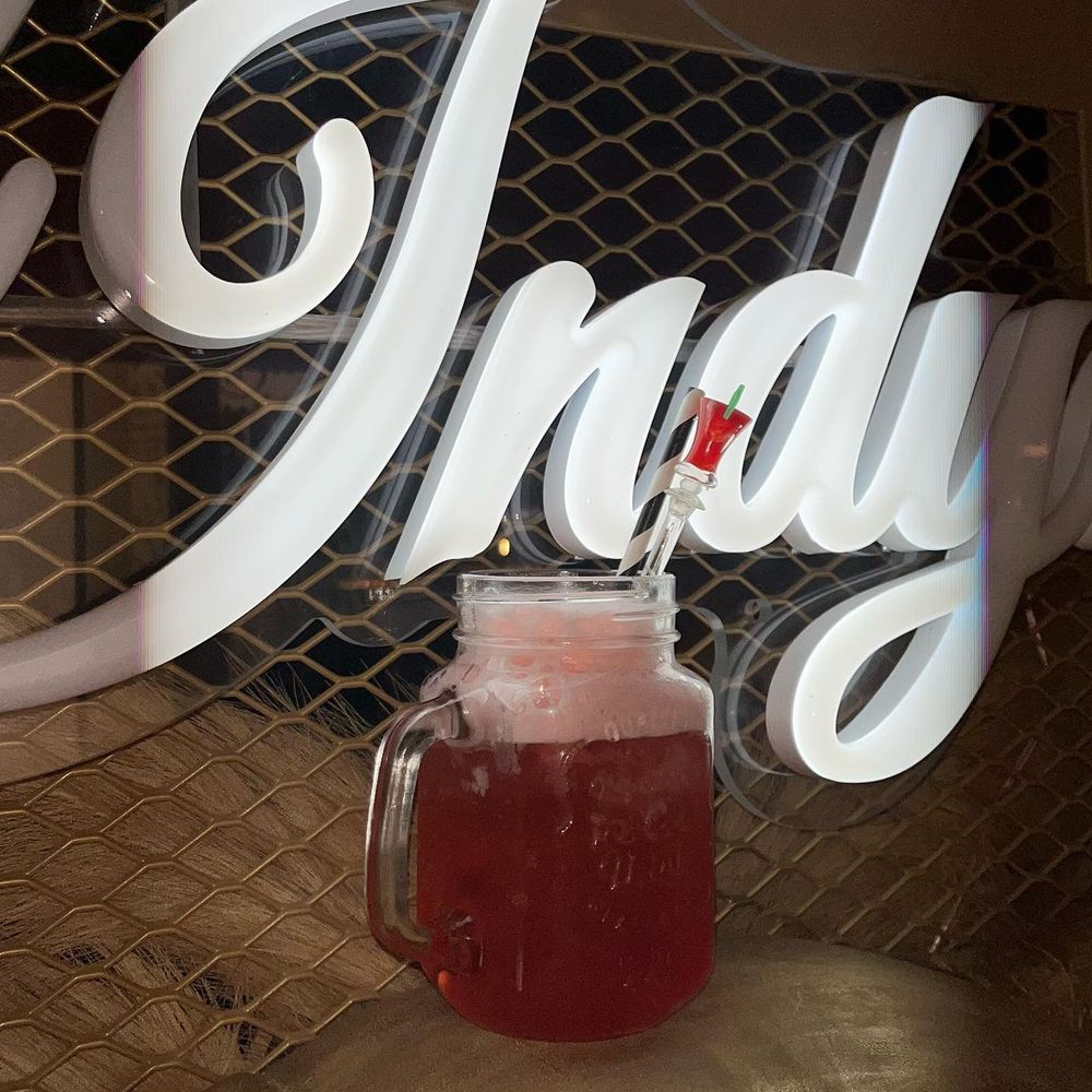 Boisson maison sous le néon L'Indya