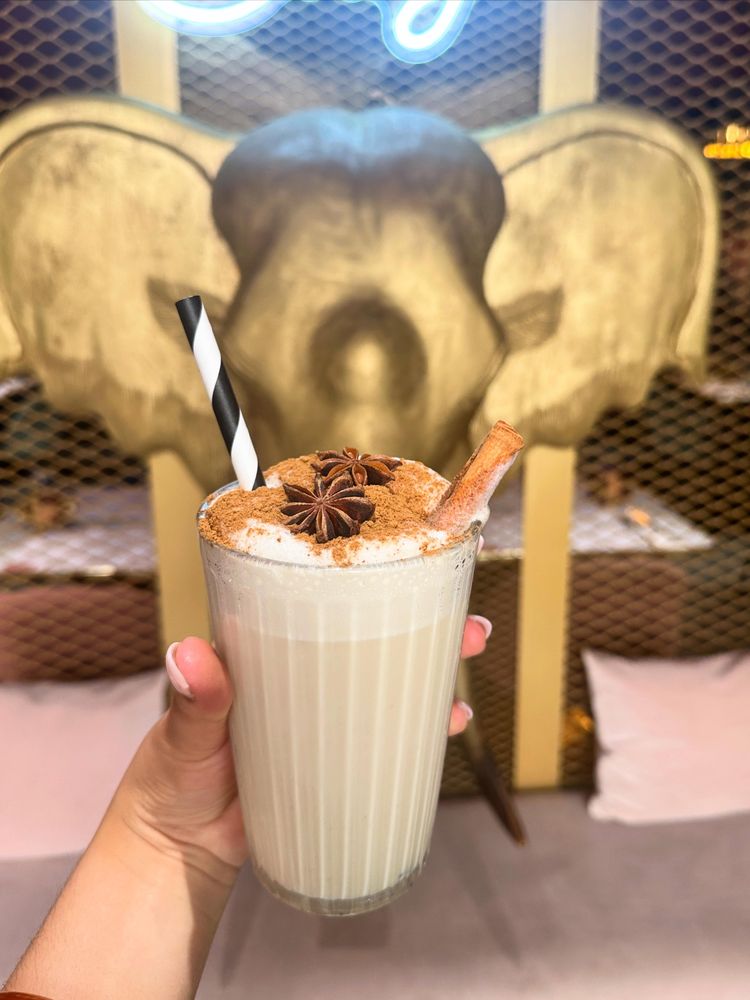 Chaï latte glacé à la cannelle