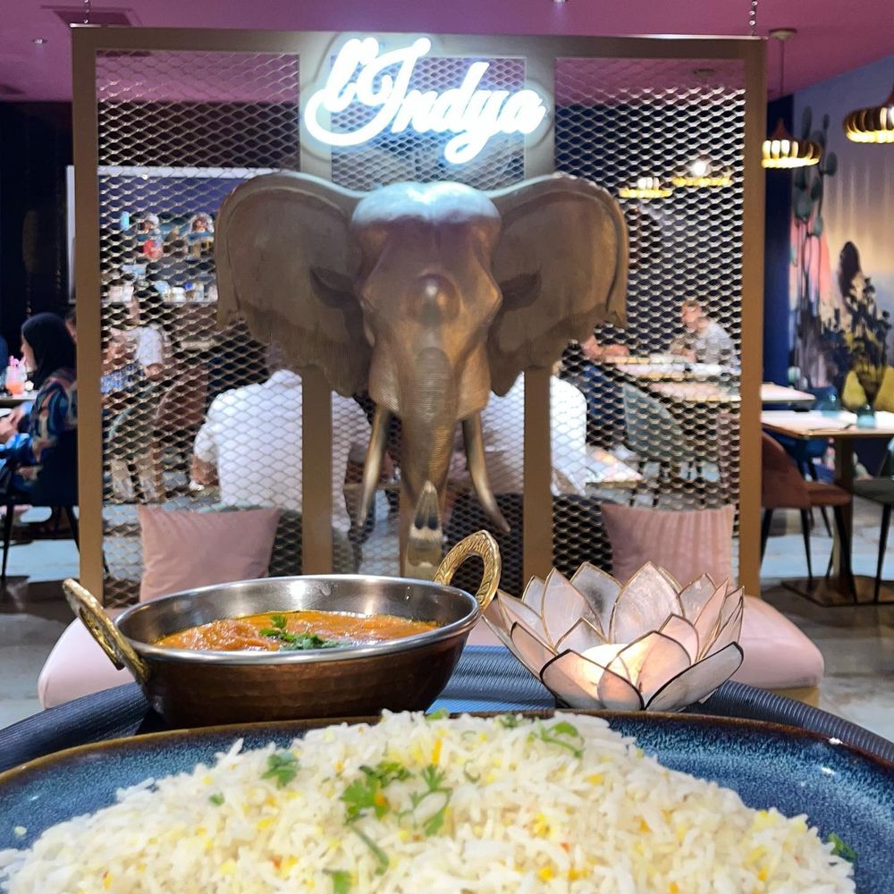 Curry et riz basmati devant l'éléphant doré