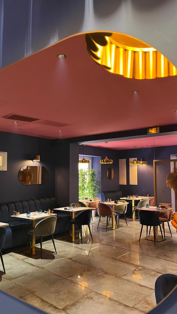 La salle du restaurant, bleu nuit et rose poudré
