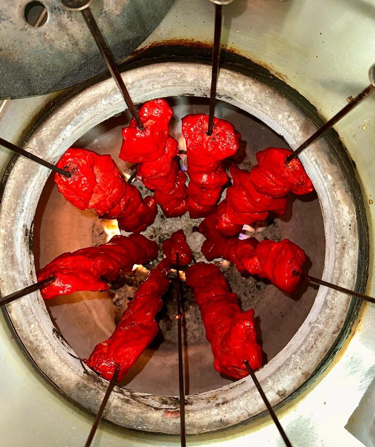 Brochettes de poulet tikka dans le four tandoor